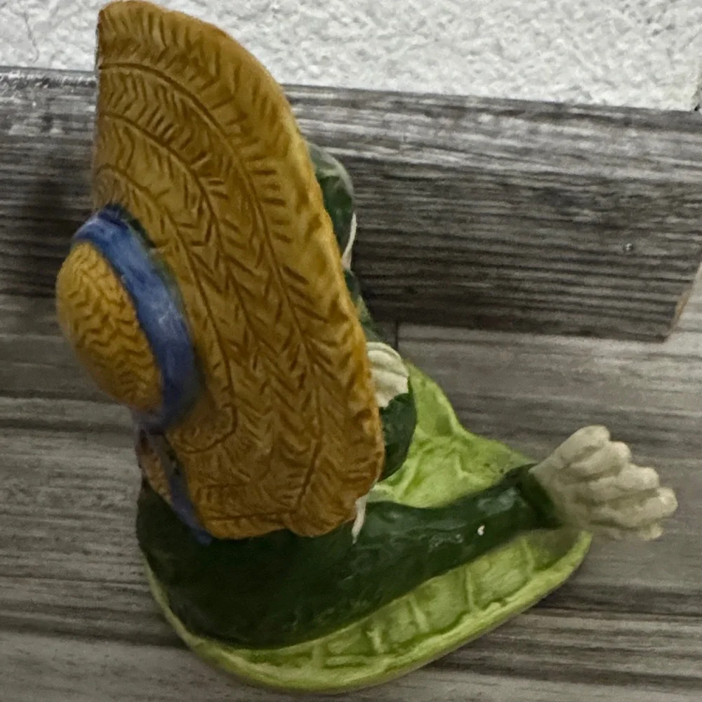 Green Frog Figurine with Straw Hat for Reptile Habitats